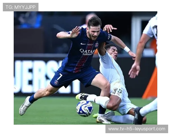 巴黎圣日耳曼在训练中强调定位球的多样化准备