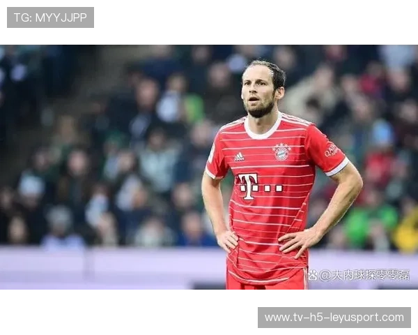 拜仁利用边后卫内收创造中路重叠优势，拜仁 边后卫