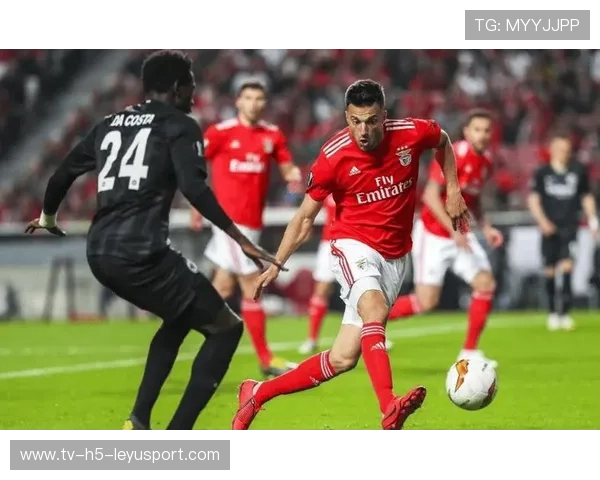 尼斯反击三脚传递打穿,门前推射得手,尼斯持刀袭击 尼斯反击三脚传递打穿,门前推射得手,尼斯持刀袭击